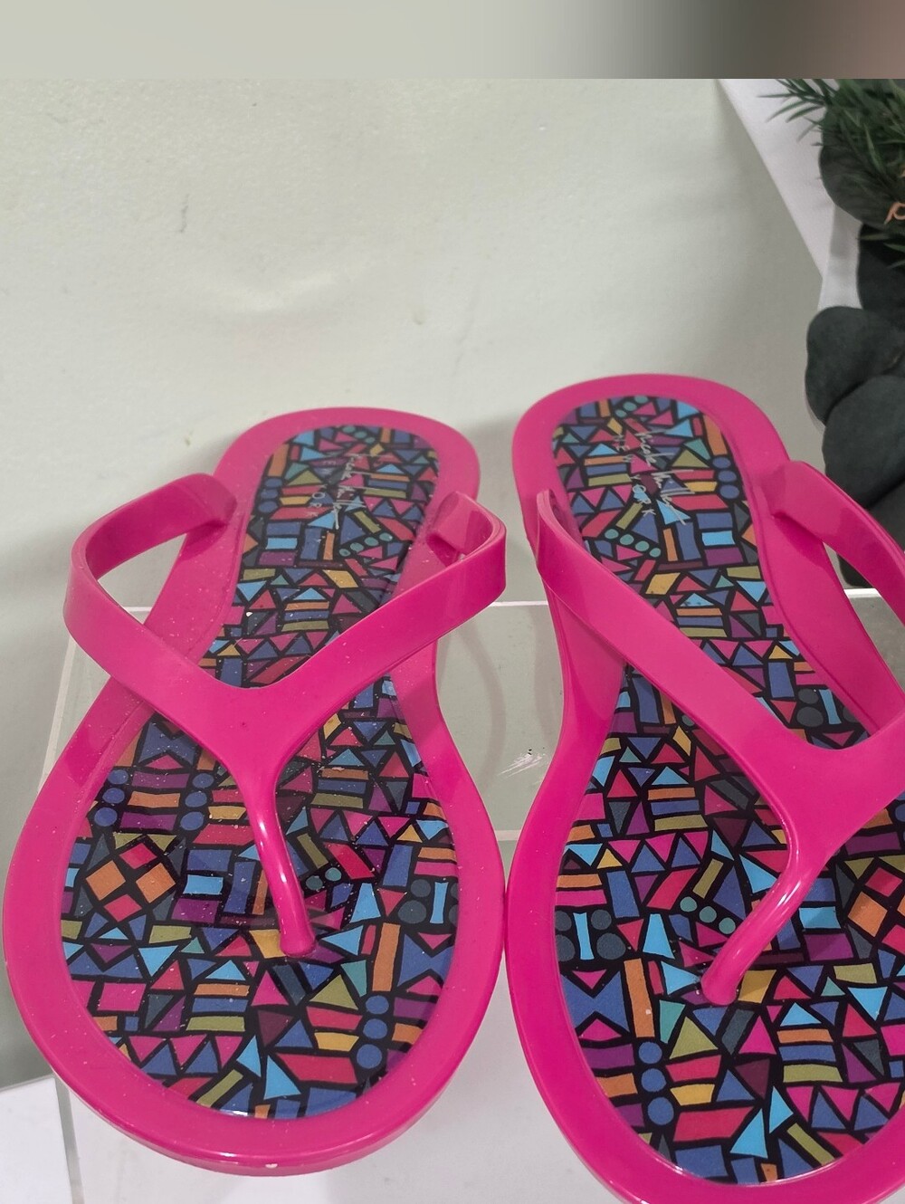 Nicole Miller Pink Mosaic-Print Jelly Thong Sandals 8 - Picture 2 of 5